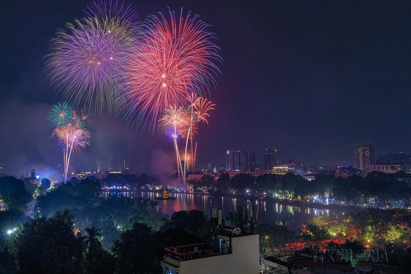 Màn pháo hoa tuyệt vời chào đón Xuân mới Giáp Thìn tại khu vực hồ Hoàn Kiếm. (Ảnh: Phạm Tuấn Anh/TTXVN)