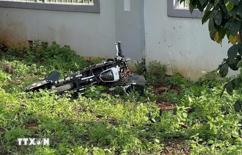 Hiện trường vụ nam sinh tử vong trong trường học do bị té ngã khi đi xe điện. (Ảnh: TTXVN phát)