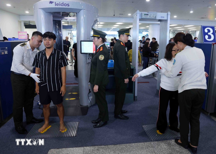 Cán bộ, chiến sỹ Trung tâm An ninh hàng không quốc gia thực hiện nhiệm vụ kiểm soát an ninh tại Sân bay quốc tế Nội Bài, Hà Nội. (Ảnh: Phạm Kiên/TTXVN)
