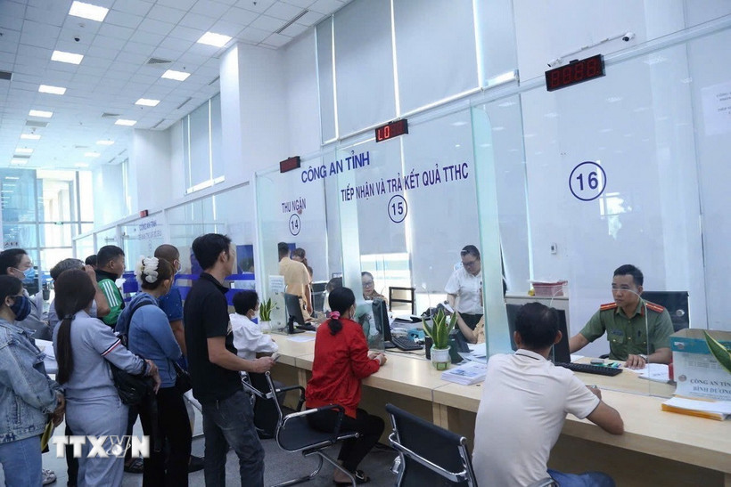 Công an tỉnh Bình Dương tiếp nhận nhiệm vụ quản lý nhà nước về lý lịch tư pháp và cấp phiếu lý lịch tư pháp từ Sở Tư pháp tỉnh Bình Dương. (Ảnh: TTXVN phát)