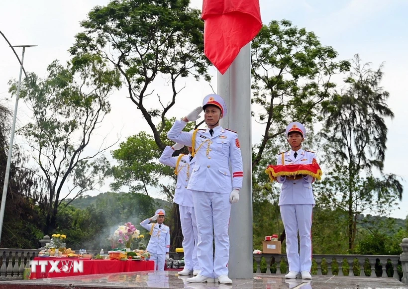 Nghi lễ thượng cờ trên đảo Cô Tô. (Ảnh: TTXVN phát)