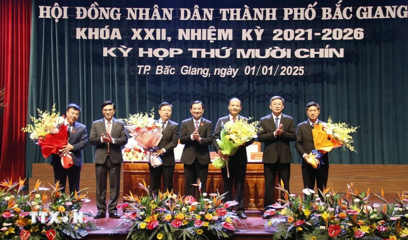 Các đồng chí Thường trực Thành ủy Bắc Giang chúc mừng các đồng chí được bầu giữ chức Chủ tịch, Phó Chủ tịch Ủy ban Nhân dân thành phố Bắc Giang sau sắp xếp đơn vị hành chính cấp huyện. (Ảnh: Đồng Thúy/TTXVN)