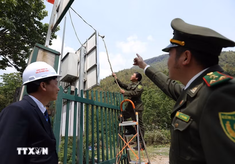 Kiểm tra thiết bị camera giám sát bảo vệ rừng ở khu vực Vườn Quốc gia Hoàng Liên, tỉnh Lào Cai. (Ảnh: Vũ Sinh/TTXVN)