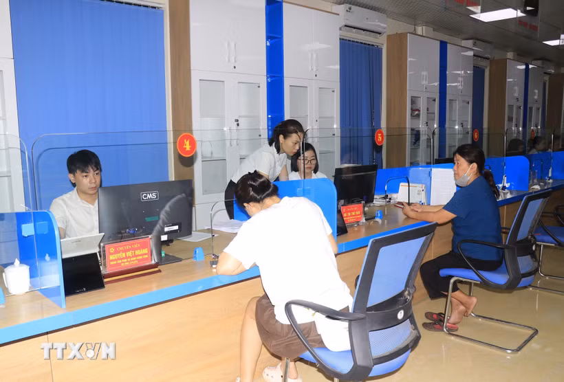 Người dân đến làm thủ tục hành chính tại phường Yên Bái. (Ảnh: Đinh Thùy/TTXVN)