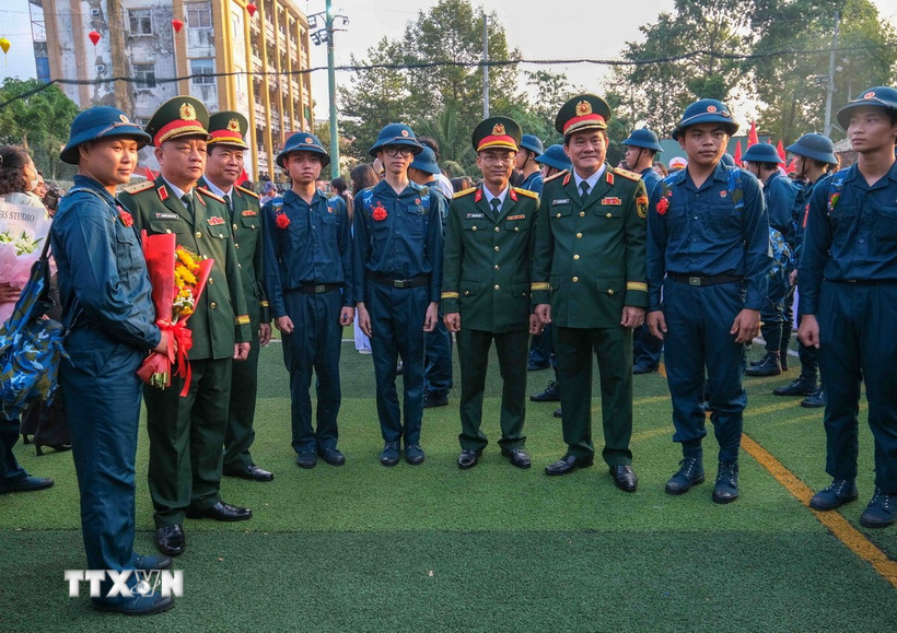 Lãnh đạo Bộ Quốc phòng, Quân khu 9 động viên các tân binh của quận Ninh Kiều, thành phố Cần Thơ lên đường nhập ngũ. (Ảnh: Thanh Liêm/TTXVN)