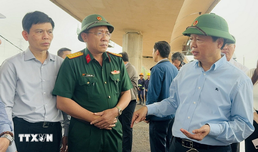 Phó Thủ tướng Chính phủ Trần Hồng Hà trao đổi với nhà thầu tại nút giao cao tốc Biên Hòa-Vũng Tàu với đường kết nối sân bay Long Thành. (Ảnh: Công Phong/TTXVN)