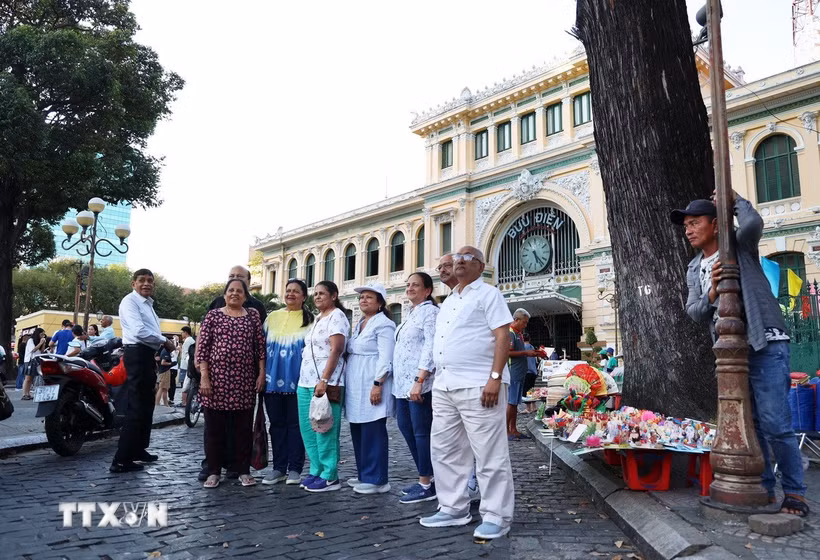 Đoàn khách Ấn Độ tham quan Bưu điện Trung tâm Thành phố Hồ Chí Minh. (Ảnh: Hồng Đạt/TTXVN)