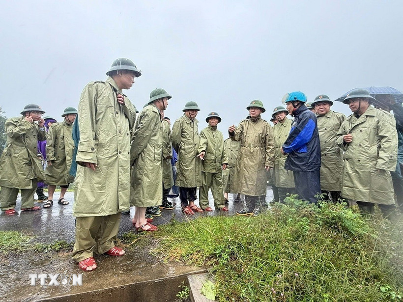 Phó Thủ tướng Chính phủ Trần Hồng Hà trực tiếp kiểm tra công tác phòng chống bão số 3 tại cống Quanh (xã Xuân Lập). (Ảnh: Việt Hoàng/ TTXVN)