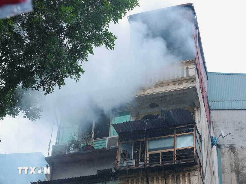 Hiện trường vụ cháy tại nhà 14 phố Hàng Mã. (Ảnh: Hoàng Hiếu/TTXVN)