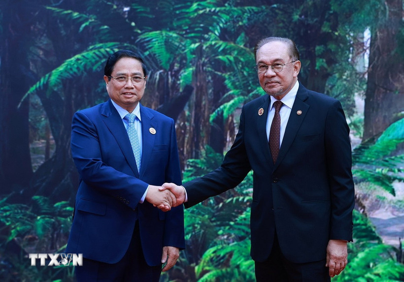 Thủ tướng Malaysia Anwar Ibrahim, Chủ tịch ASEAN 2025 đón Thủ tướng Phạm Minh Chính tham dự Hội nghị Cấp cao ASEAN lần thứ 47 và các Hội nghị Cấp cao liên quan. (Ảnh: Dương Giang/TTXVN)