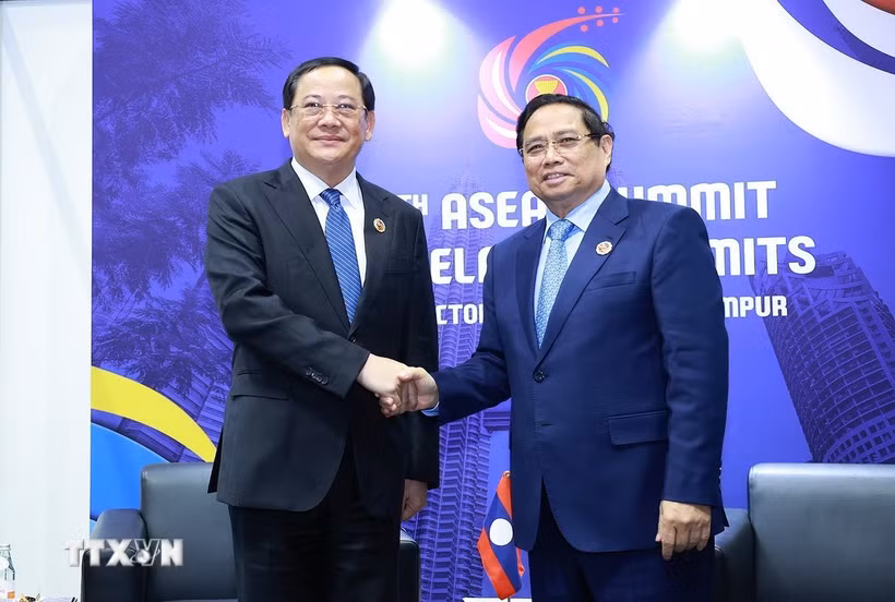 Thủ tướng Phạm Minh Chính gặp Thủ tướng Lào Sonexay Siphandone. (Ảnh: Dương Giang/TTXVN)
