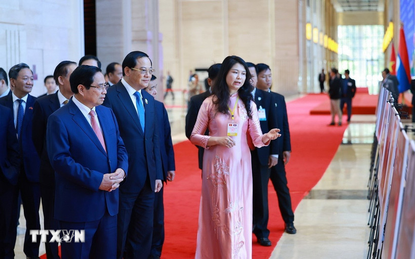 Thủ tướng Phạm Minh Chính và Thủ tướng Lào Sonexay Siphandone tham quan trưng bày ảnh về quan hệ hợp tác giữa hai nước do Thông tấn xã Việt Nam thực hiện. (Ảnh: Dương Giang/TTXVN)