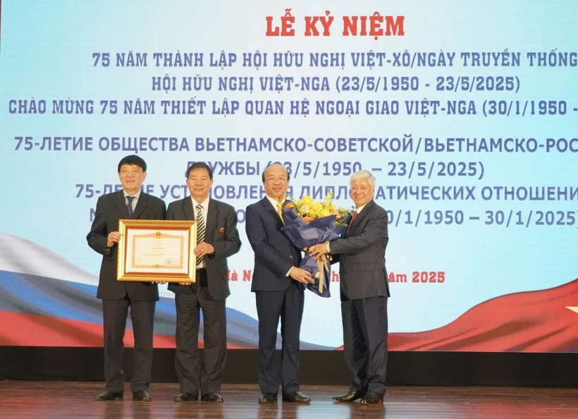 Thay mặt lãnh đạo Đảng, Nhà nước, đồng chí Đỗ Văn Chiến, Ủy viên Bộ Chính trị, Bí thư Trung ương Đảng, Chủ tịch Ủy ban Trung ương Mặt trận Tổ quốc Việt Nam trao Bằng khen của Thủ tướng Chính phủ cho Hội Hữu nghị Việt Nam-Liên Bang Nga. (Nguồn: Báo Chính phủ)