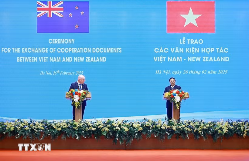 Thủ tướng Phạm Minh Chính và Thủ tướng New Zealand Christopher Luxon tuyên bố nâng cấp quan hệ Việt Nam- New Zealand lên Đối tác Chiến lược toàn diện. (Ảnh: Dương Giang/TTXVN)