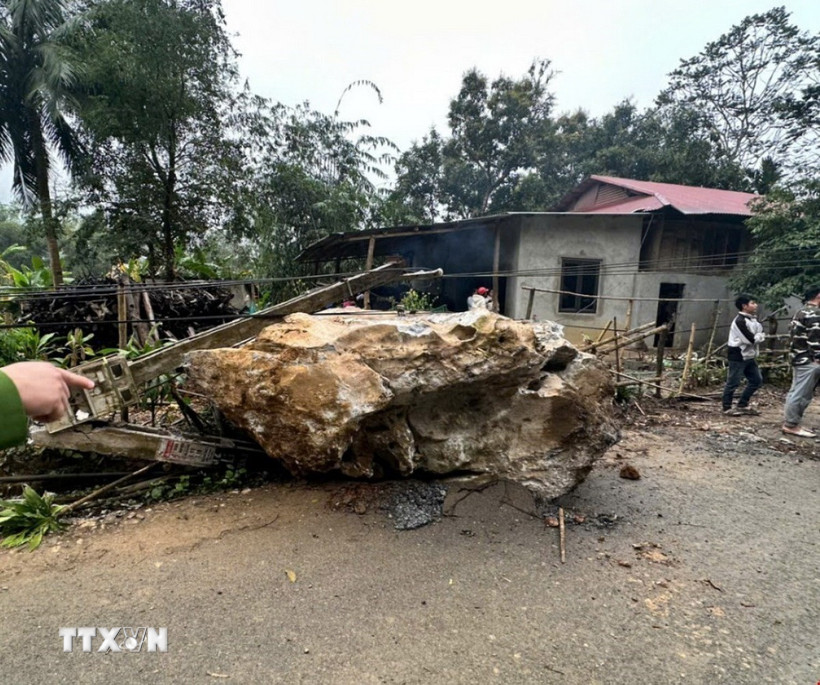 Tảng đá nặng hàng chục tấn lăn xuống nơi có 5 hộ dân đang sinh sống phía dưới. (Ảnh: TTXVN phát)