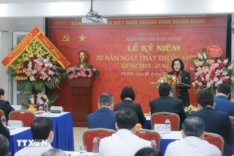 Phó Chủ tịch Quốc hội Nguyễn Thị Thanh phát biểu chúc mừng các thầy thuốc Bệnh viện Ung bướu Hà Nội. (Ảnh: Minh Quyết/TTXVN)