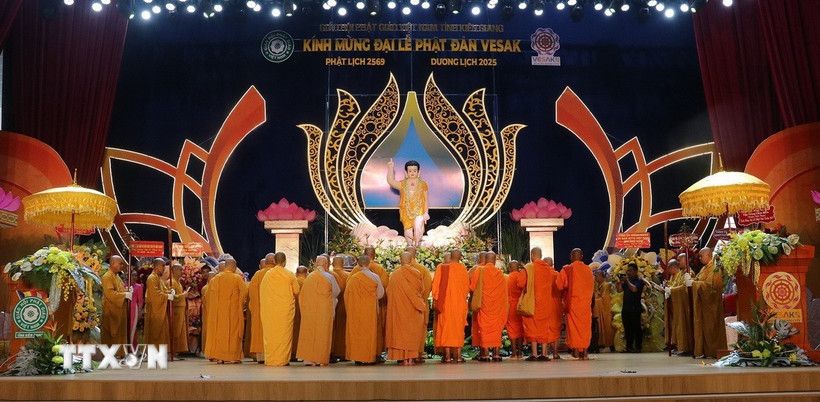 Quý chư tôn đức, tăng ni cử hành nghi lễ cúng dường Phật đản. (Ảnh: Lê Huy Hải/TTXVN)