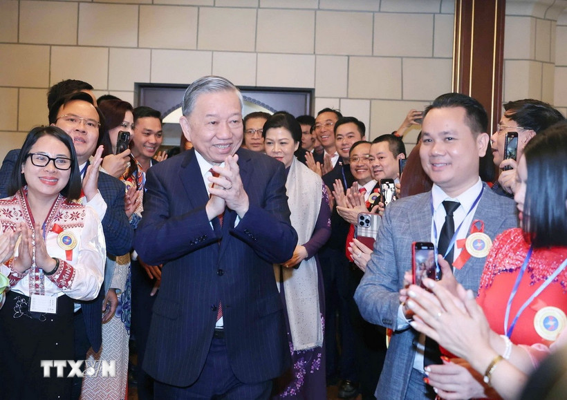 Tổng Bí thư Tô Lâm và Phu nhân gặp gỡ cán bộ, nhân viên Đại sứ quán Việt Nam cùng đại diện cộng đồng người Việt Nam tại Liên bang Nga. (Ảnh: Thống Nhất/TTXVN)