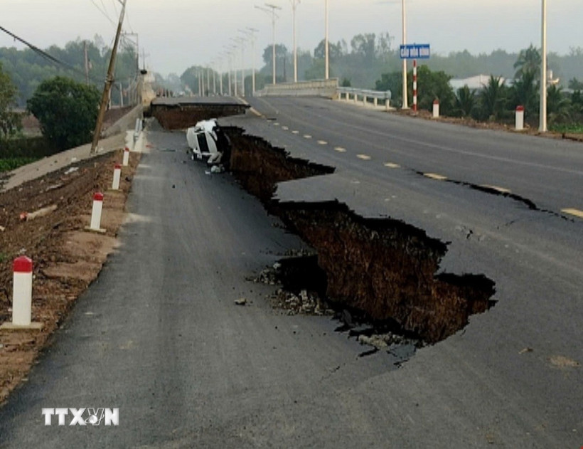 Hiện trường vụ sụt, lún tại chân cầu Hòa Bình, thuộc xã Hòa Hội, huyện Châu Thành. (Ảnh: TTXVN phát)