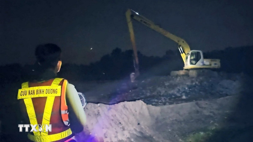 Các lực lượng chức năng tìm kiếm tung tích nạn nhân. (Ảnh: TTXVN phát)