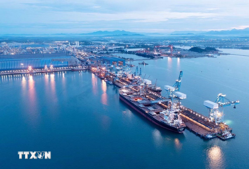 Chủ tịch nước Trần Đức Lương kiểm tra quy hoạch Vịnh Hạ Long, nhằm đảm bảo phát triển kinh tế và bảo vệ cảnh quan môi trường (15/10/1997). (Ảnh: Trọng Nghiệp/TTXVN)