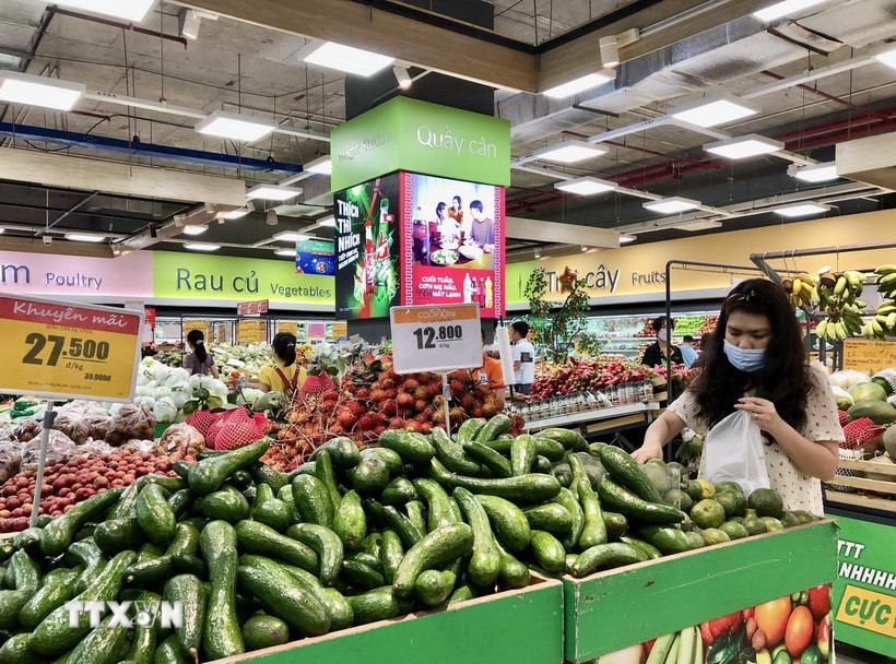 Lựa chọn mua bơ Đà Lạt tại siêu thị. (Ảnh: Mỹ Phương/TTXVN)