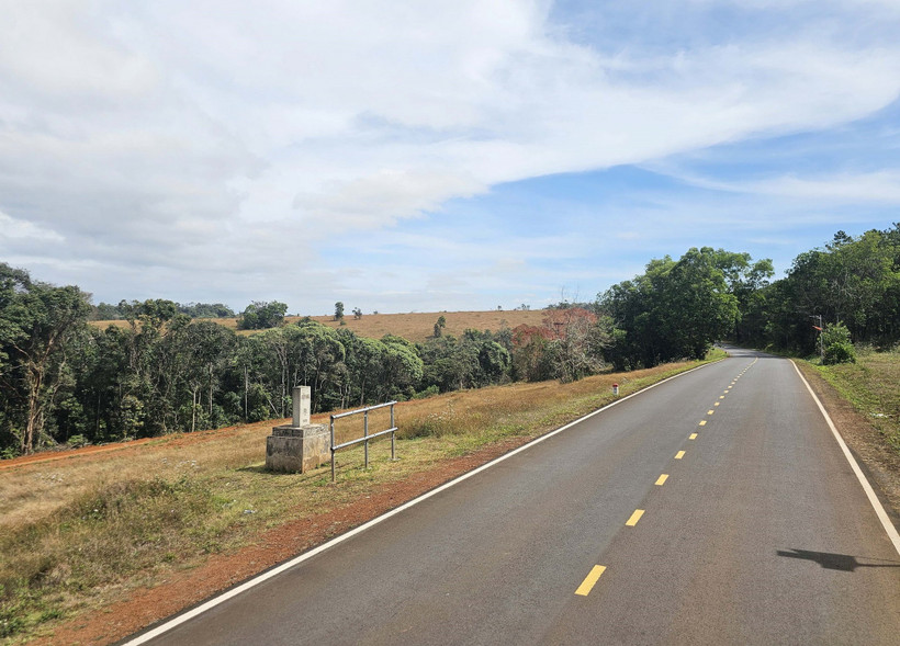 Một cột mốc biên giới trên tuyến biên giới Việt Nam-Campuchia, đoạn qua xã Quảng Trực, tỉnh Lâm Đồng. (Ảnh: Hưng Thịnh/TTXVN)