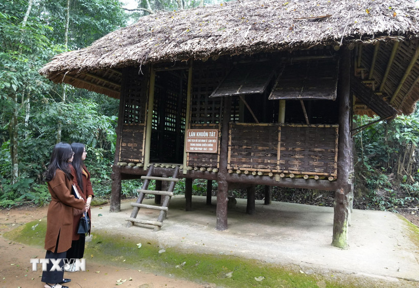 Di tích lán Khuôn Tát, nơi Chủ tịch Hồ Chí Minh sống và làm việc tại An toàn khu Định Hóa (Thái Nguyên) trong cuộc kháng chiến chống Pháp giai đoạn 1947- 1954. (Ảnh: Hoàng Nguyên/TTXVN)