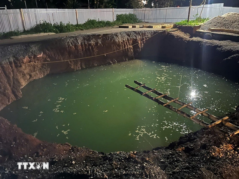 Cận cảnh hố tử thần nơi xảy ra tai nạn. (Ảnh: TTXVN phát)