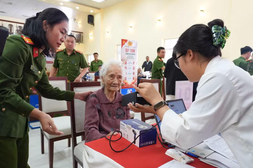 Cụ Nguyễn Thị Mai (98 tuổi, phường Xuân Trường-Đà Lạt) đi lấy mẫu ADN với hy vọng sớm tìm được người con trai liệt sỹ đang thất lạc thông tin. (Ảnh: Nguyễn Dũng/TTXVN)