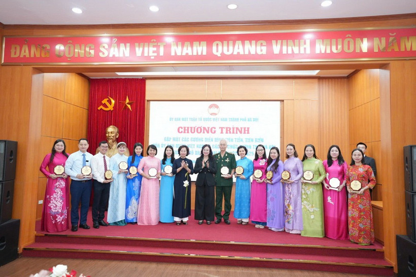 Ủy ban Mặt trận Tổ quốc Việt Nam thành phố Hà Nội biểu dương, tôn vinh các gương điển hình tiên tiến, tiêu biểu (Nguồn: Ủy ban Mặt trận Tổ quốc Việt Nam thành phố Hà Nội)