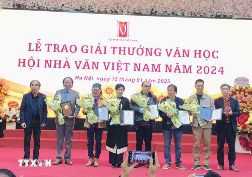 Ban tổ chức trao Giải thưởng Văn học Hội Nhà văn Việt Nam năm 2024 cho các tác giả đạt giải. (Ảnh: Phương Lan/TTXVN)