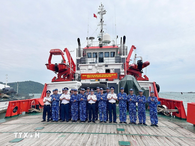Đoàn Công tác Bộ Tư lệnh Vùng Cảnh sát biển 4 chụp ảnh chung với cán bộ, chiến sỹ Tàu CSB 9003. (Ảnh: TTXVN phát)