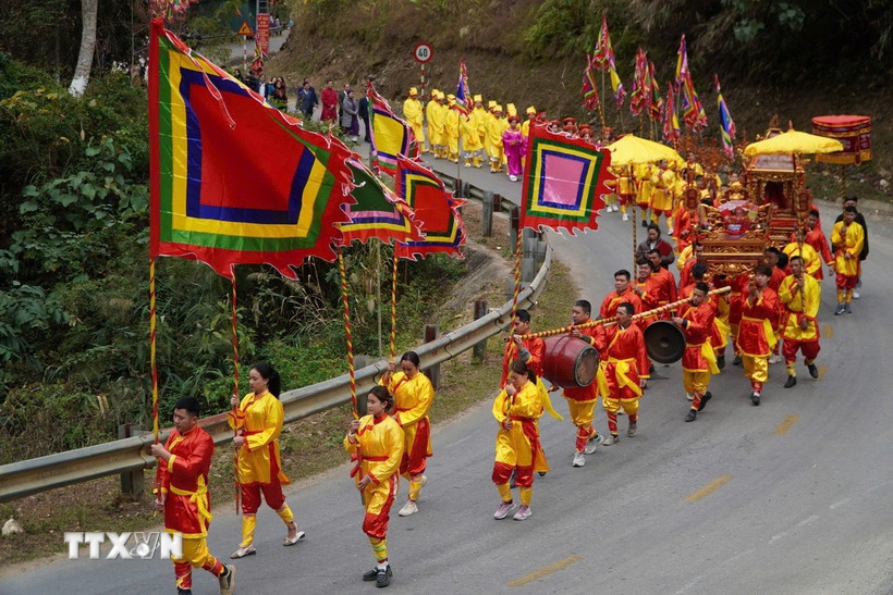Đoàn rước kiệu Vua Lê Thái Tổ theo nghi thức truyền thống từ Đền trình lên Đền chính. (Ảnh: TTXVN phát)