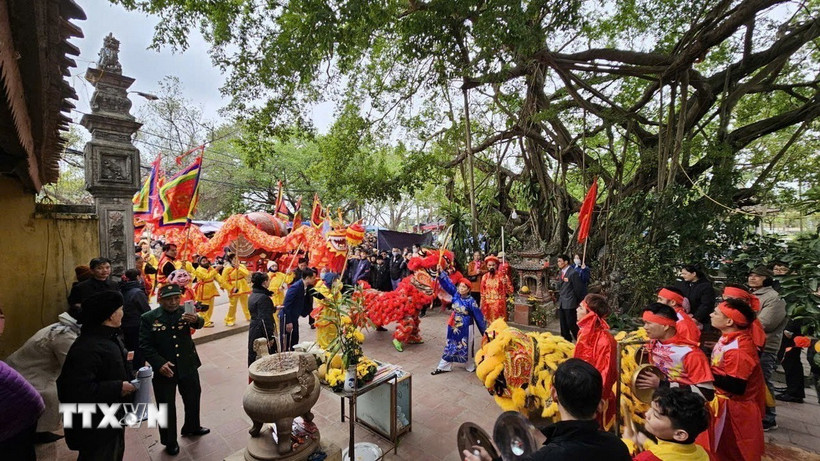 Một số hoạt động văn hóa dân gian được tái hiện tại Lễ hội đền Phù Ủng. (Ảnh: Mạnh Khánh/TTXVN)