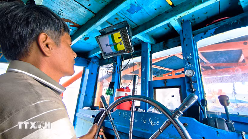 Nhờ công tác tuyên truyền, ngư dân Cà Mau luôn nâng cao ý thức, trách nhiệm trong khi khai thác, đánh bắt thủy sản ngoài khơi. (Ảnh: Chanh Đa/TTXVN)