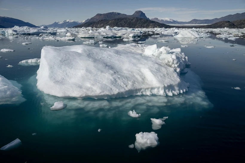 Băng tan từ dải băng Greenland ngày 15/8/2023. (Ảnh: AFP/TTXVN)