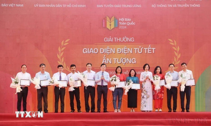 Trao các giải tại hạng mục "Giao diện điện tử Tết ấn tượng" cho đại diện các cơ quan báo chí tại Hội Báo toàn quốc năm 2024 ở Thành phố Hồ Chí Minh. (Ảnh: Thu Hương/TTXVN)