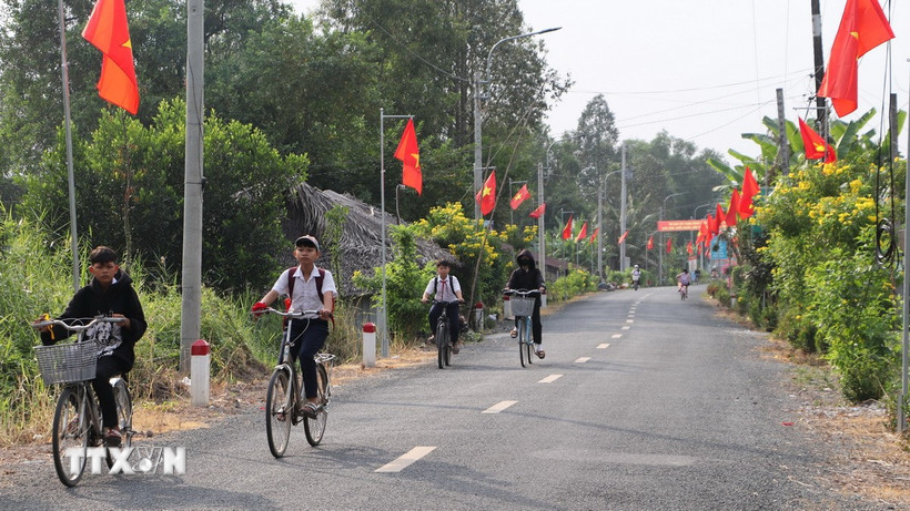 Hệ thống giao thông xã Vĩnh Viễn A, huyện Long Mỹ (Hậu Giang) ngày càng được hoàn thiện. (Ảnh: Hồng Thái/TTXVN)