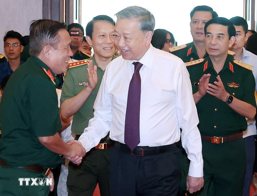 Tổng Bí thư Tô Lâm gặp mặt đại biểu tướng lĩnh, Anh hùng Lực lượng Vũ trang Nhân dân, điệp báo, biệt động Sài Gòn, du kích, cựu thanh niên xung phong, dân công hoả tuyến tham gia chiến dịch Hồ Chí Minh. (Ảnh: Thống Nhất/TTXVN)