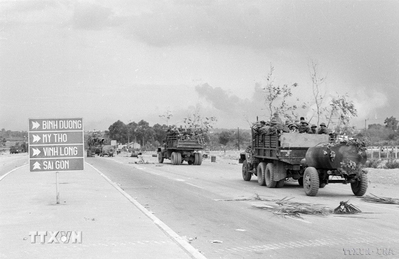 Quân giải phóng tiến vào Sài Gòn trên xa lộ Biên Hòa. (Ảnh: Vũ Tạo/TTXVN)