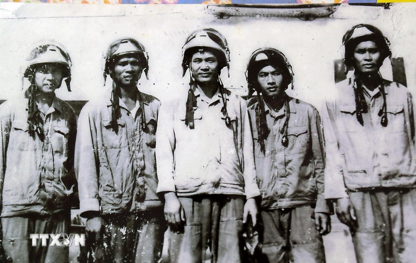 Phi công Hoàng Biểu (giữa) cùng đồng đội. (Ảnh: Nhân vật cung cấp)