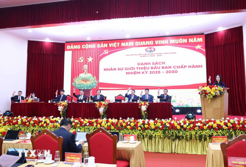 Các đại biểu biểu quyết thông qua danh sách Ban Chấp hành Đảng bộ Văn phòng Trung ương Đảng nhiệm kỳ 2025-2030. (Ảnh: Thống Nhất/TTXVN)