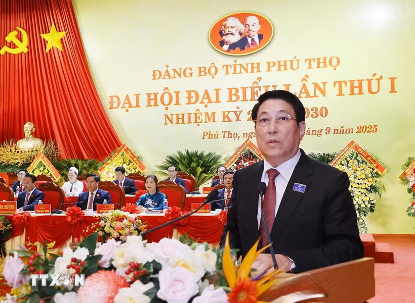Chủ tịch nước Lương Cường trao Quyết định của Bộ Chính trị và tặng hoa chúc mừng Ban Chấp hành Đảng bộ tỉnh Phú Thọ nhiệm kỳ 2025- 2030. (Ảnh: Lâm Khánh/ TTXVN)