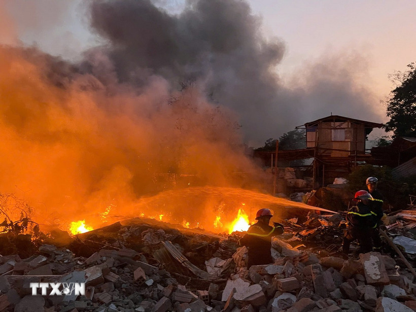 Lực lượng chức năng nỗ lực dập tắt đám cháy. (Nguồn: TTXVN)
