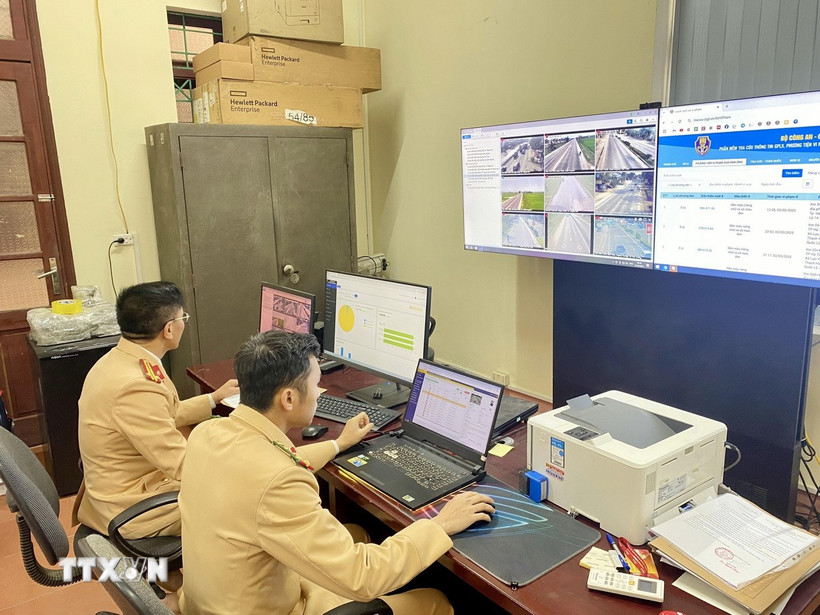 Cán bộ Phòng Cảnh sát giao thông giám sát hệ thống camera xử lý phạt nguội. (Ảnh: Hữu Quyết/TTXVN)