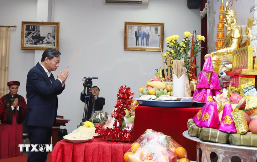 Đại sứ Việt Nam tại Lào Nguyễn Minh Tâm dâng hương tri ân các Vua Hùng tại buổi lễ. (Ảnh: Xuân Tú/TTXVN)