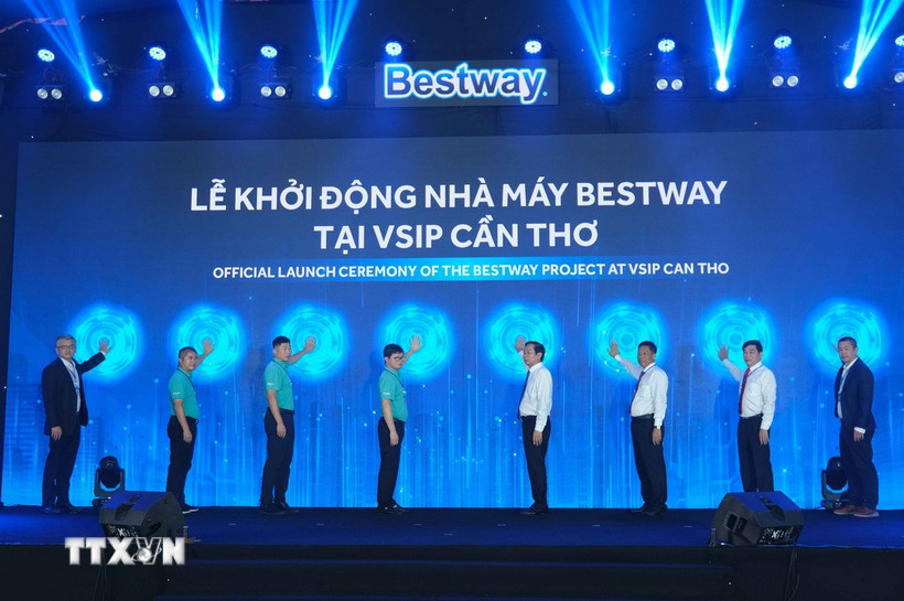 Lãnh đạo thành phố Cần Thơ và Tập đoàn Bestway thực hiện nghi thức đặt tay khởi động dự án. (Ảnh: Thanh Liêm/TTXVN)