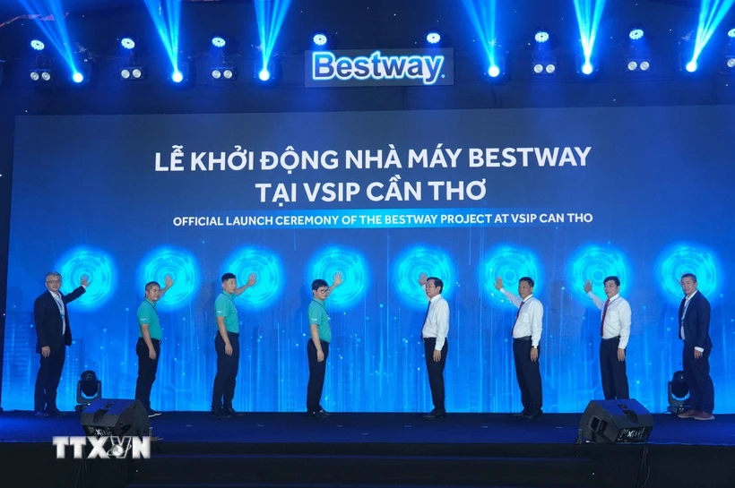 Lãnh đạo thành phố Cần Thơ và Tập đoàn Bestway thực hiện nghi thức đặt tay khởi động dự án. (Ảnh: Thanh Liêm/TTXVN)