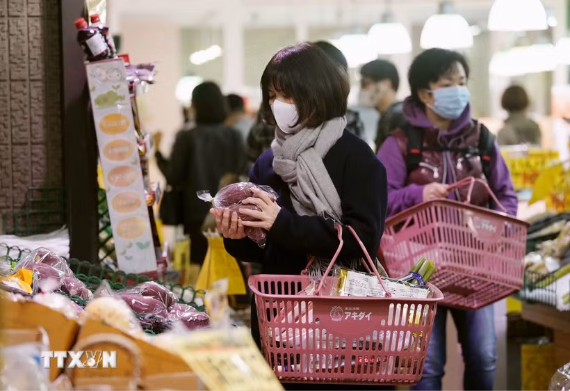 Người dân mua thực phẩm tại siêu thị ở Tokyo, Nhật Bản. (Ảnh: Kyodo/TTXVN)